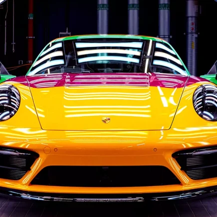 Mobil dengan Bodi 'Hidup': Teknologi Paint & Panel yang Bisa Berubah Warna, Menyembuhkan Goresan Ringan, dan Beradaptasi dengan Cuaca.