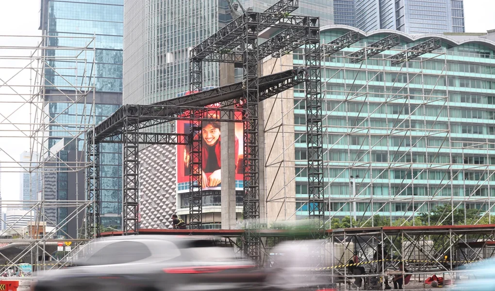 Memotret Jiwa yang Hilang: Saat Tren Fotografi Lidar Jalanan di Jakarta Oktober 2026 Menghasilkan Potret Aura Hologram 3D Tanpa Wajah Fisik