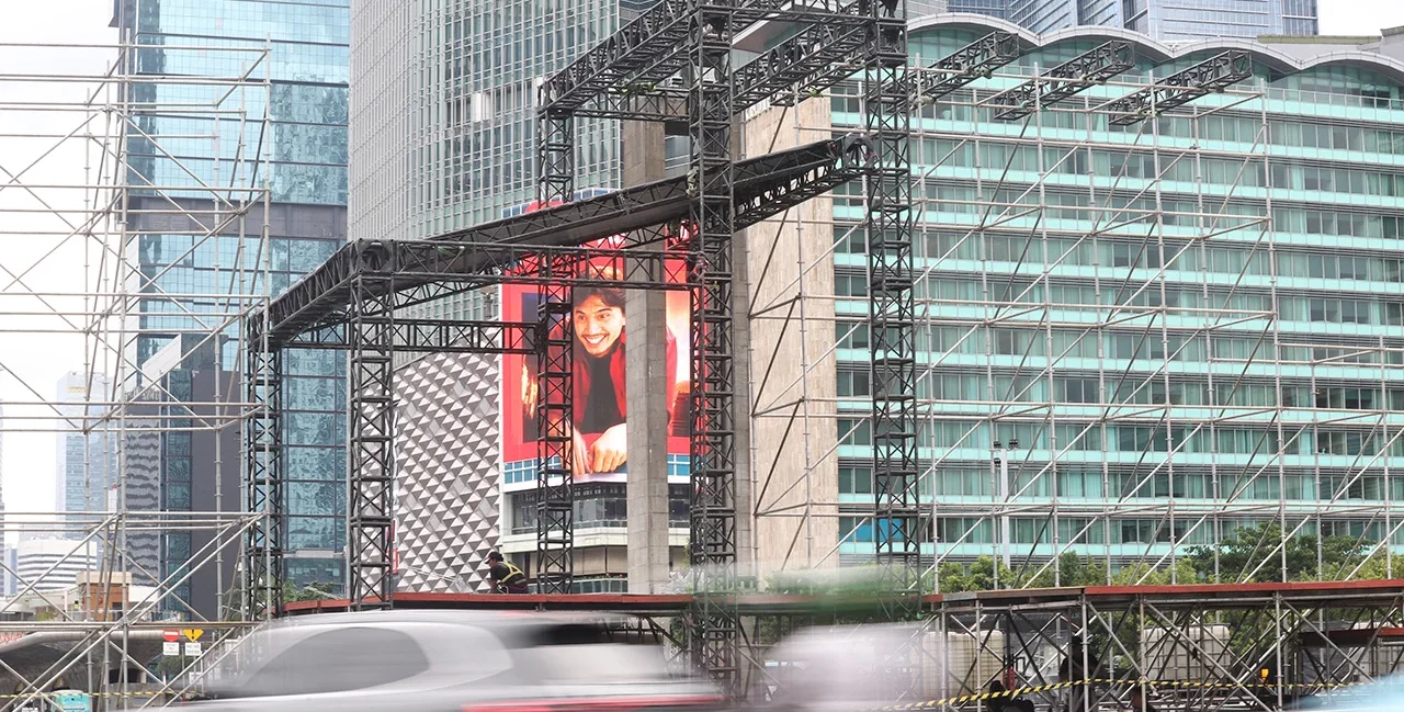 Memotret Jiwa yang Hilang: Saat Tren Fotografi Lidar Jalanan di Jakarta Oktober 2026 Menghasilkan Potret Aura Hologram 3D Tanpa Wajah Fisik